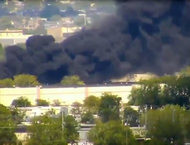 ΗΠΑ: Αεροσκάφος έπεσε πάνω σε κτήρια- Τυλίχτηκε αμέσως στις φλόγες (φωτό, βίντεο)